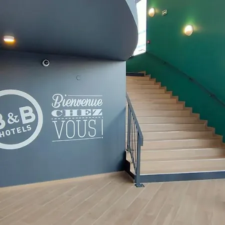 Aeroport Arenas فندق